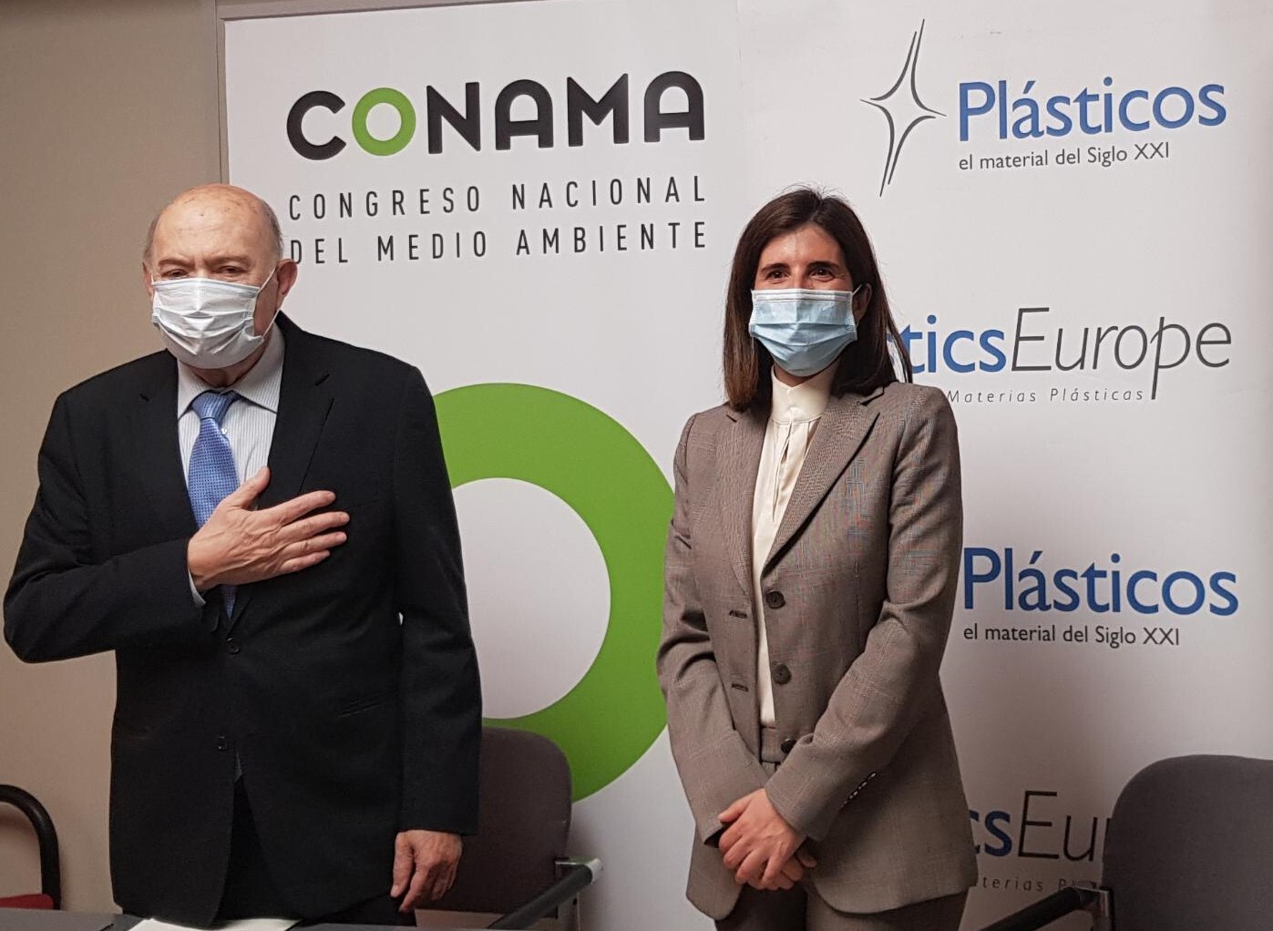 Gonzalo Echagüe Méndez de Vigo Presidente de la Fundación CONAMA y Alicia Martín Directora General de PlasticsEurope en la Región Ibérica