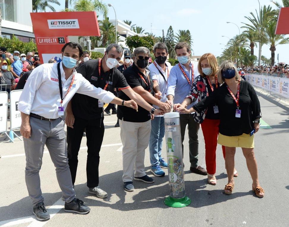 Gesto del reciclaje de Ecopilas en la etapa de Santa Pola Vuelta a España 2021