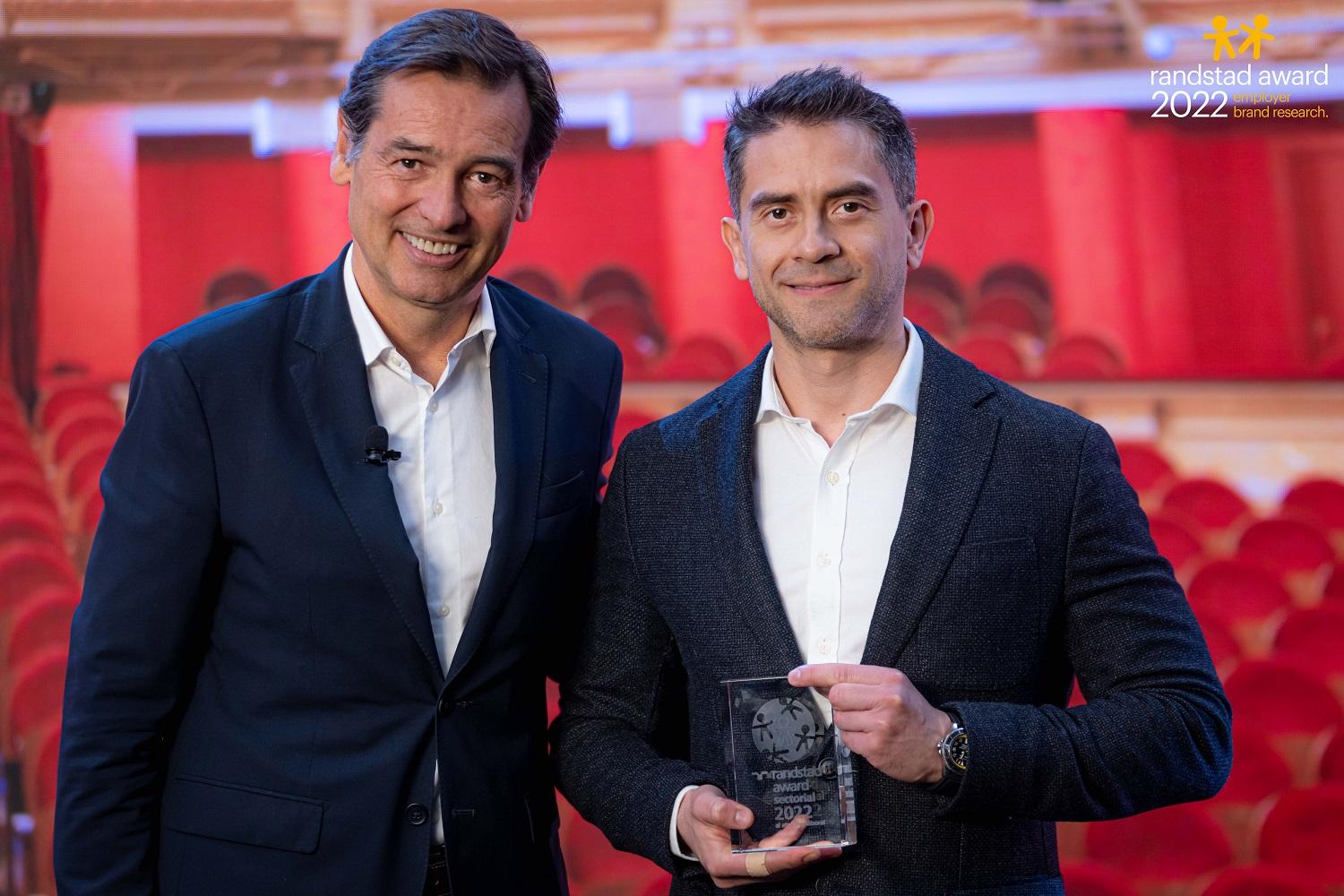 Juan Gelves dcha responsable de Talento y Transformación Cultural de Nestlé España ha recogido el premio Randstad