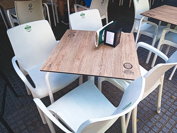 AN1926 Cafés Santa Cristina transforma cápsulas y posos de café en mobiliario para bares en Málaga